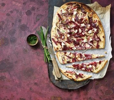 Flammkuchen mit Zwiebeln und Randen